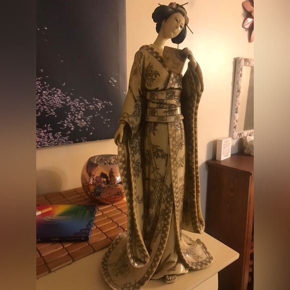 Touch of Class Miyoko Geisha Resin Statue - Picture 4 of 7